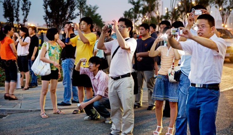 chinese-tourists-taking-pictures-740x431